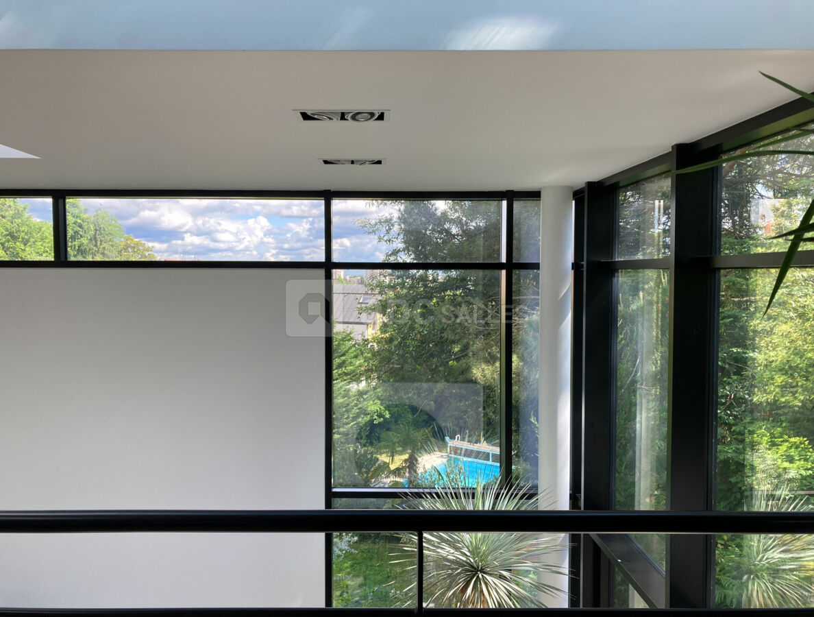 Vue de la piscine depuis la mezzanine