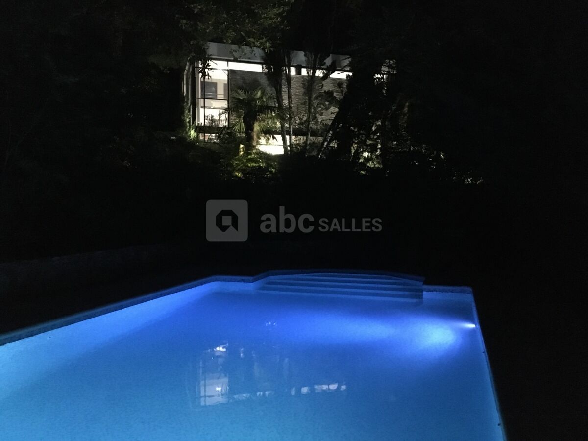 La piscine en été. éclairage du bassin