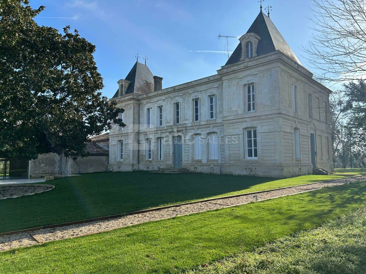 Vue de la façade du château