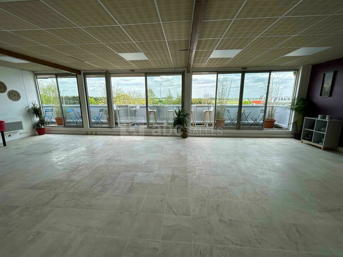 Espace Events vide avec acces terrasse