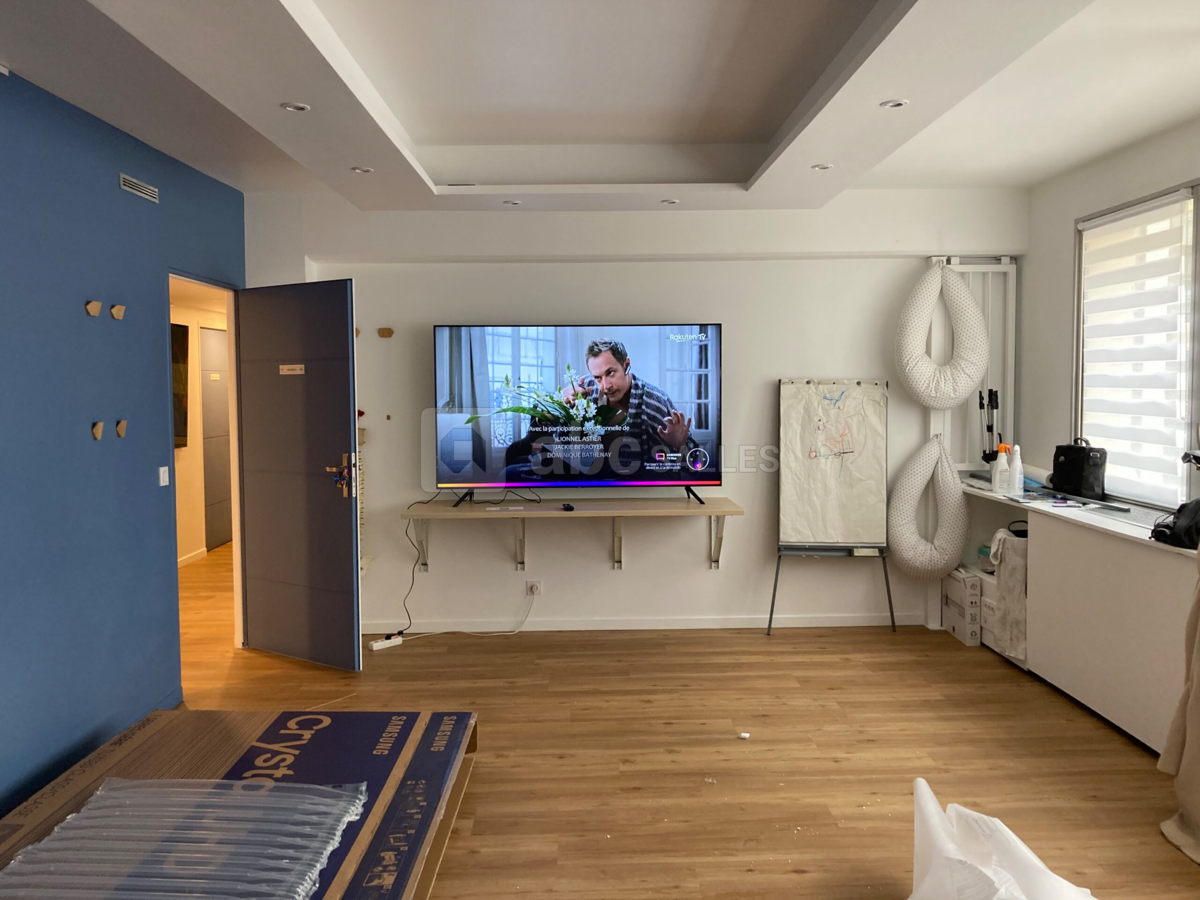 Salle de formation avec TV 4K 75″ connectée en filaire ou wifi avec AirPlay ou ChromeCast.