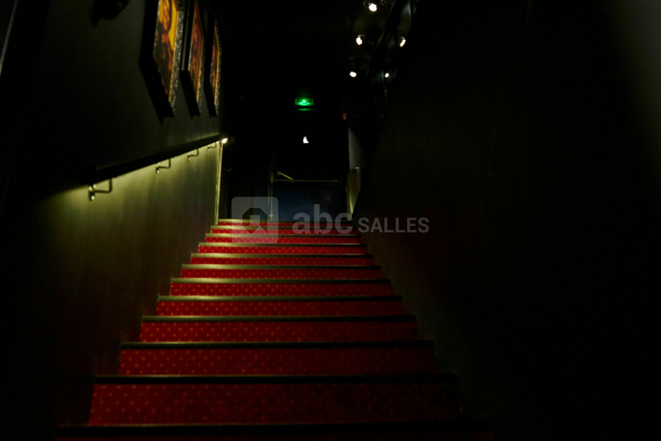 Les escaliers pour arriver au vestiaire