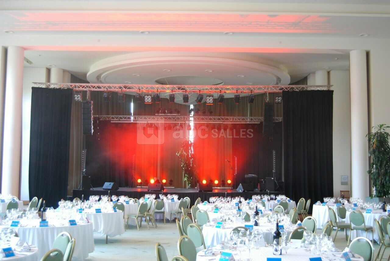 Salle de réception avec mobilier et scène