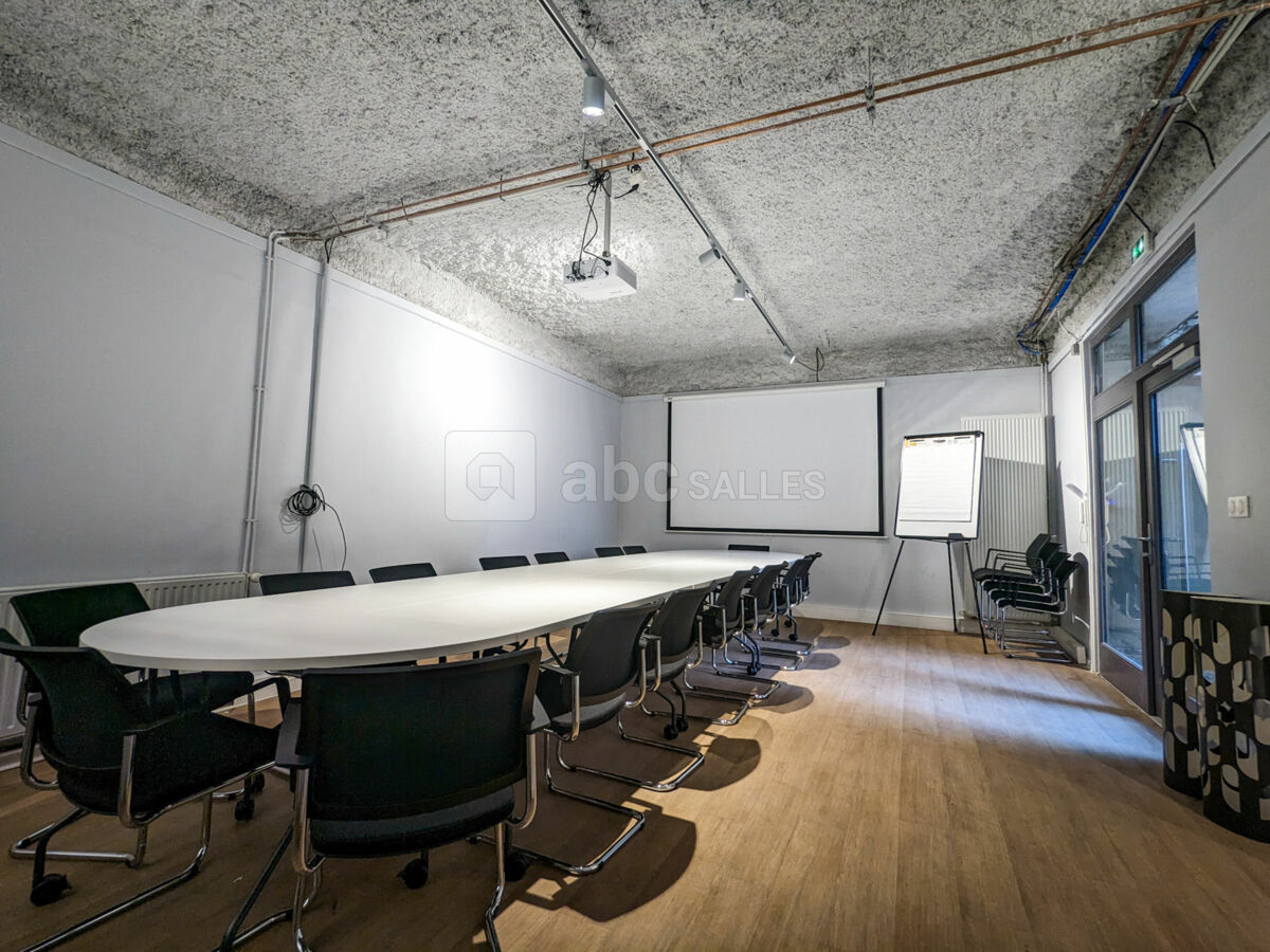 Espace 03 - Salle équipée d'un vidéoprojecteur, avec ou sans grande table centrale