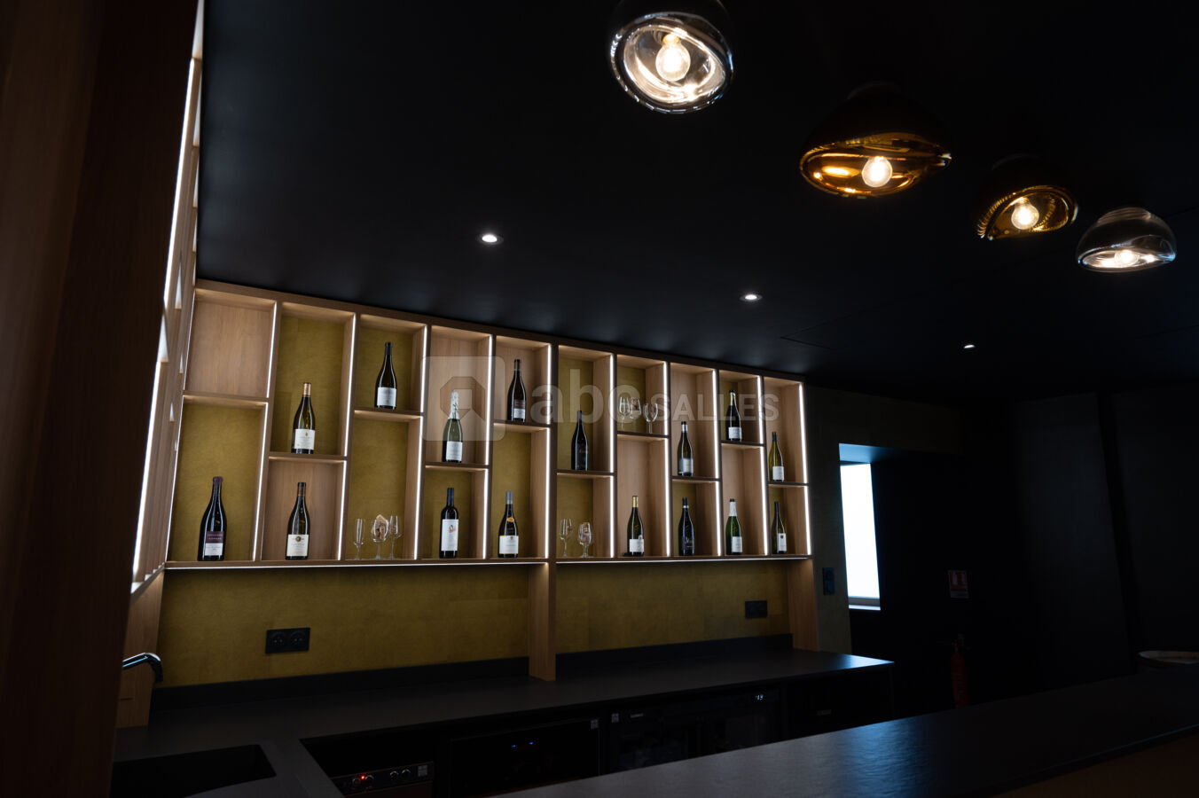 Salle de réunion avec bar à vin