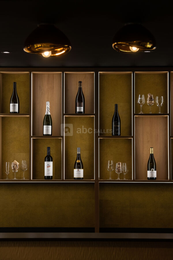 Salle de réunion avec bar à vin