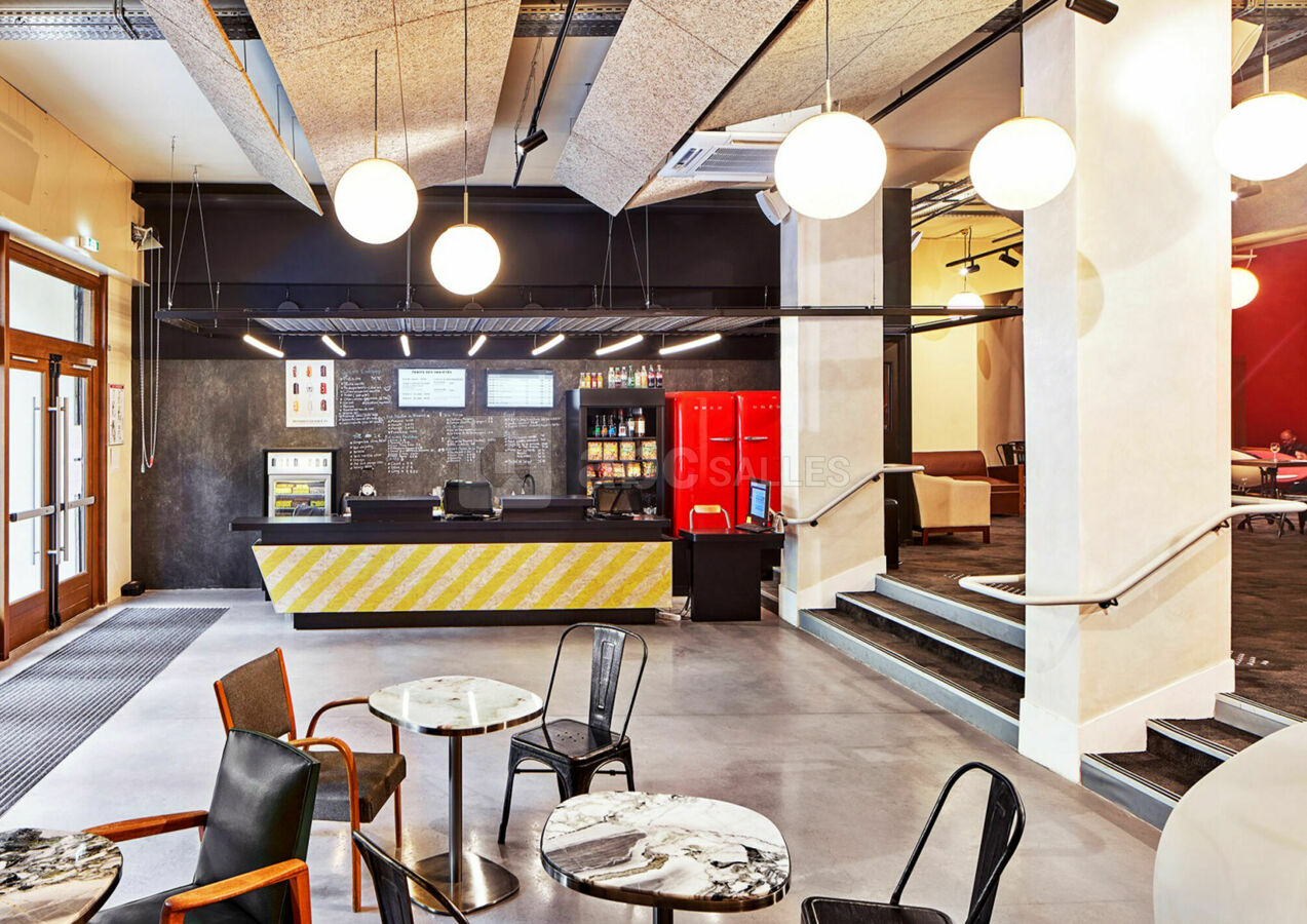 Dès l’entrée du cinéma Les Variétés, s’ouvre un hall d’accueil spacieux à l’ambiance musicale et conviviale. Un grand comptoir fait à la fois office de billetterie et de Grignoterie - Bar. Notre équip