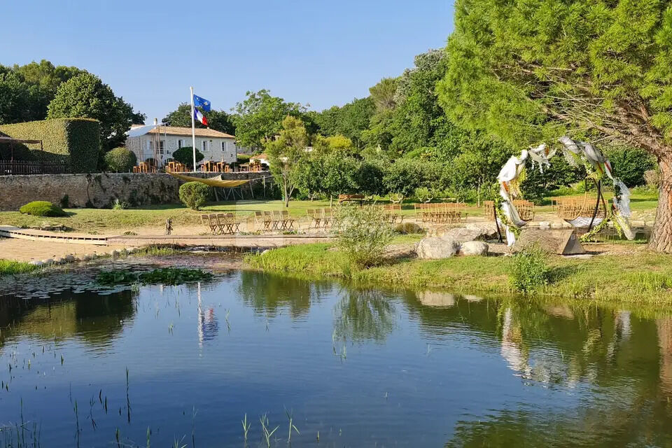 Etang avec vu mas