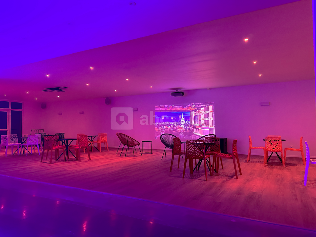 Salle avec video-projecteur ambiance soirée lounge