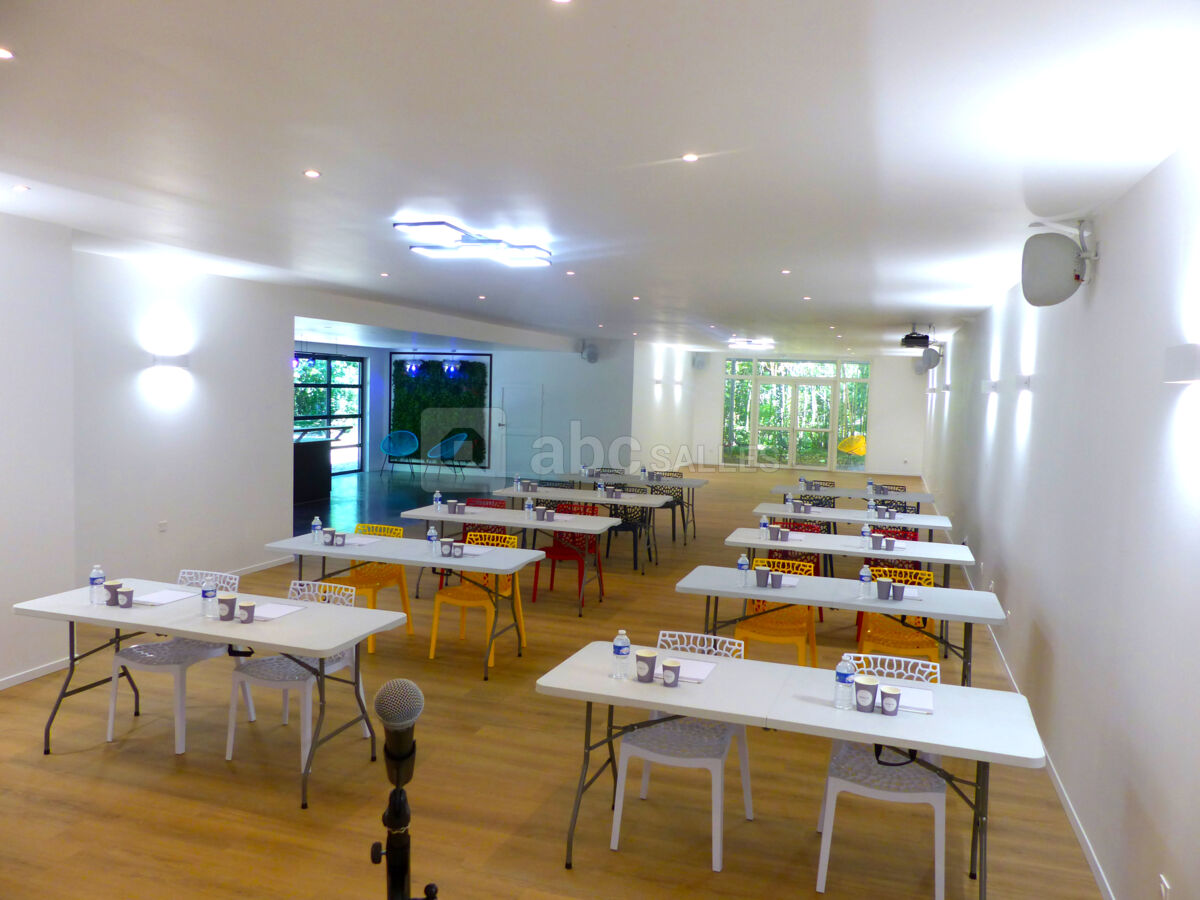 Salle en format classe jusqu'à 60 personnes