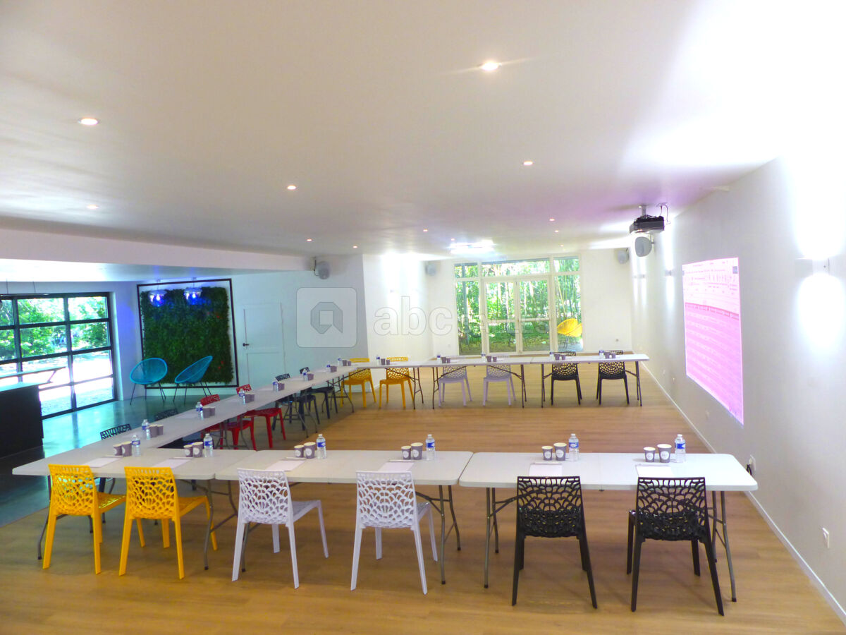 Salle en format U jusqu'à 30 personnes