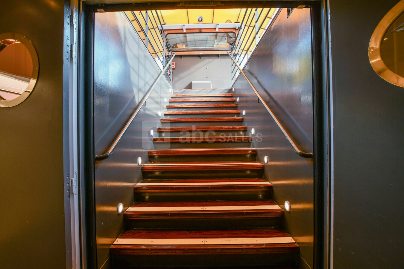 Escalier pour aller au pont