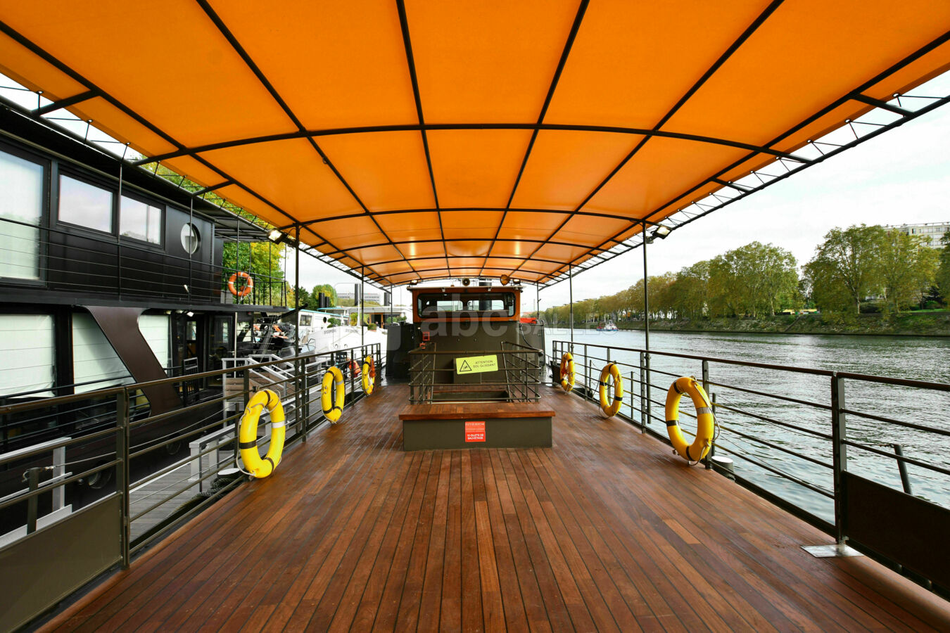 Pont du bateau, vue avant
