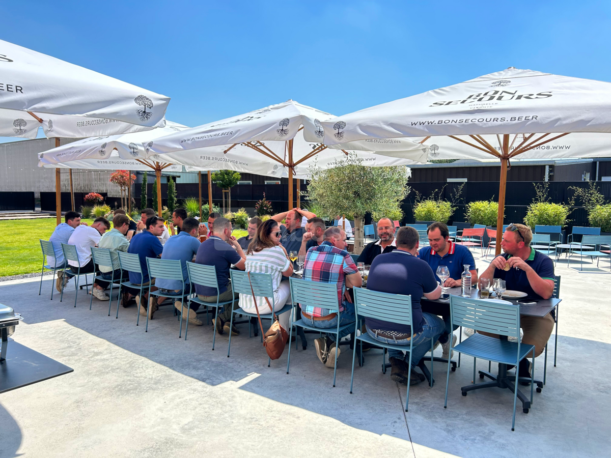 Repas d'entreprise sur la terrasse