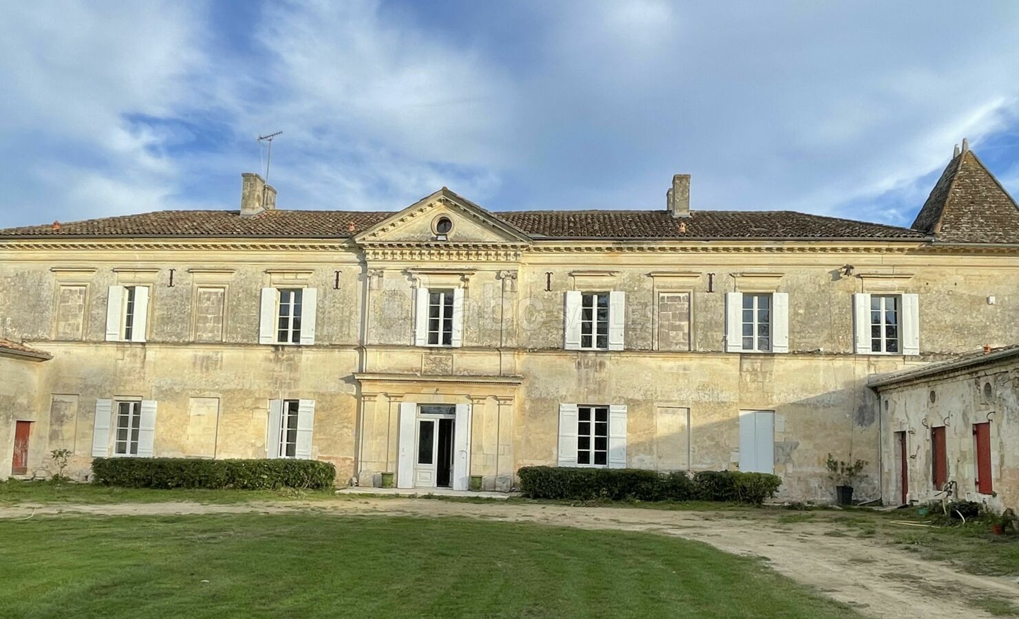 FACADE COTE OUEST ENTREE PRINCIPALE