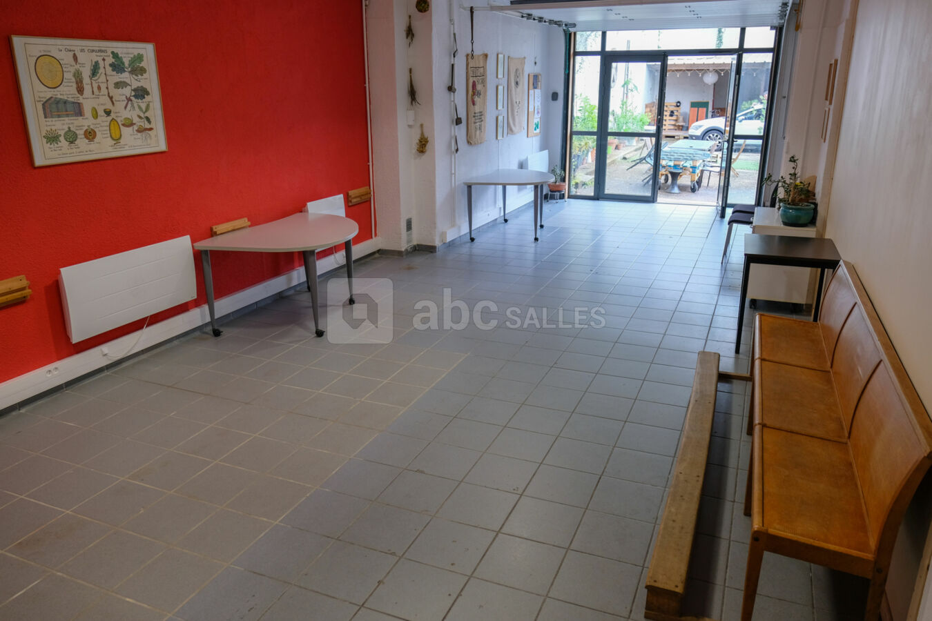Salle principale avec accès cour