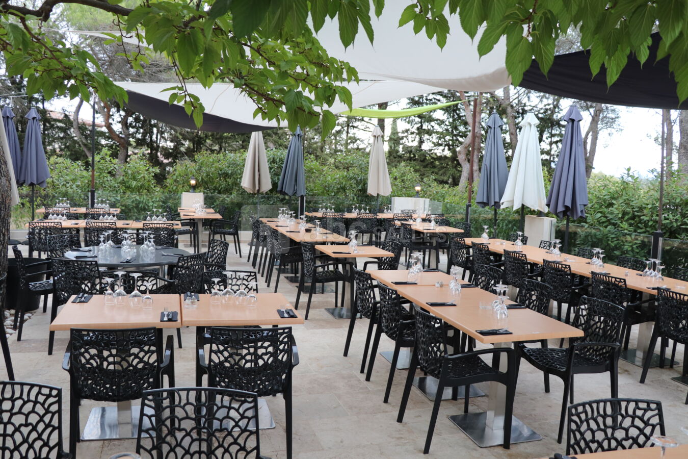 Une belle et grande terrasse d'été avec sa cuisine d'été et sa vue piscine