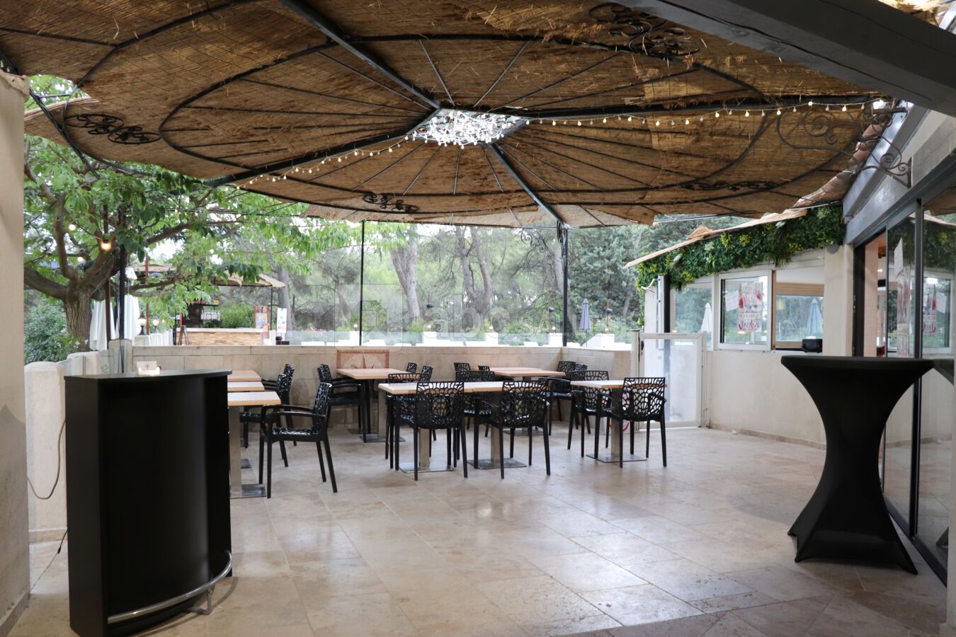 Un Espace d'accueil, une terrasse ombragée au carrefour du restaurant, de ses terrasses, de sa picine