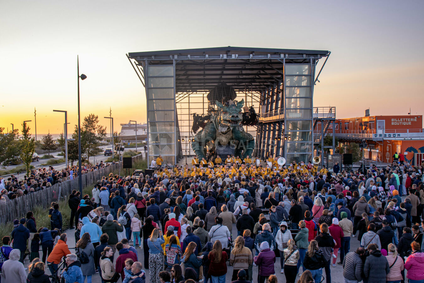 Cité du Dragon avec Nef et parvis complet