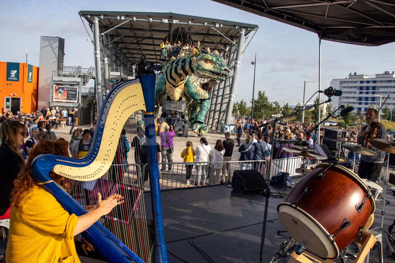 Parvis nord de la Cité du Dragon et sa nef