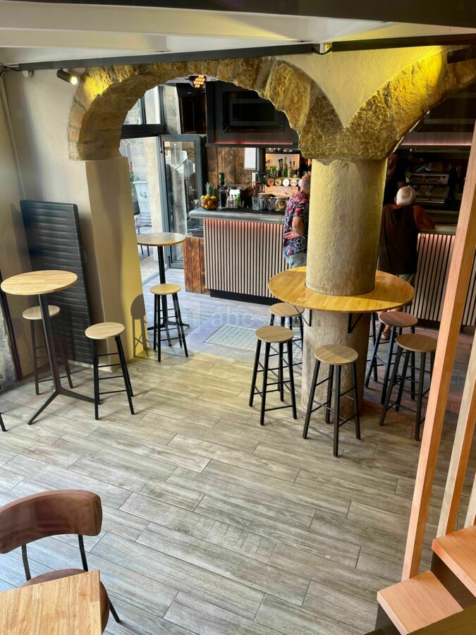 Entrée et comptoir de bar