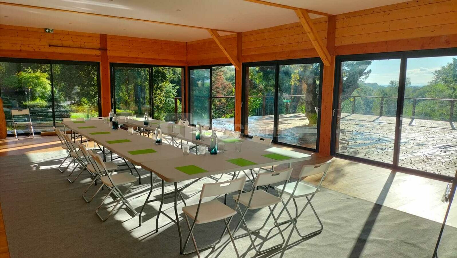 Salle équipée en espace de travail