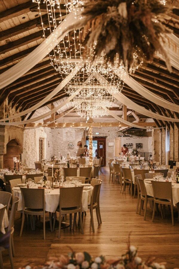 Salle de reception décorée pour un diner de mariage