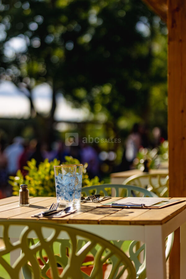 Table de la terrasse vue sur le lac