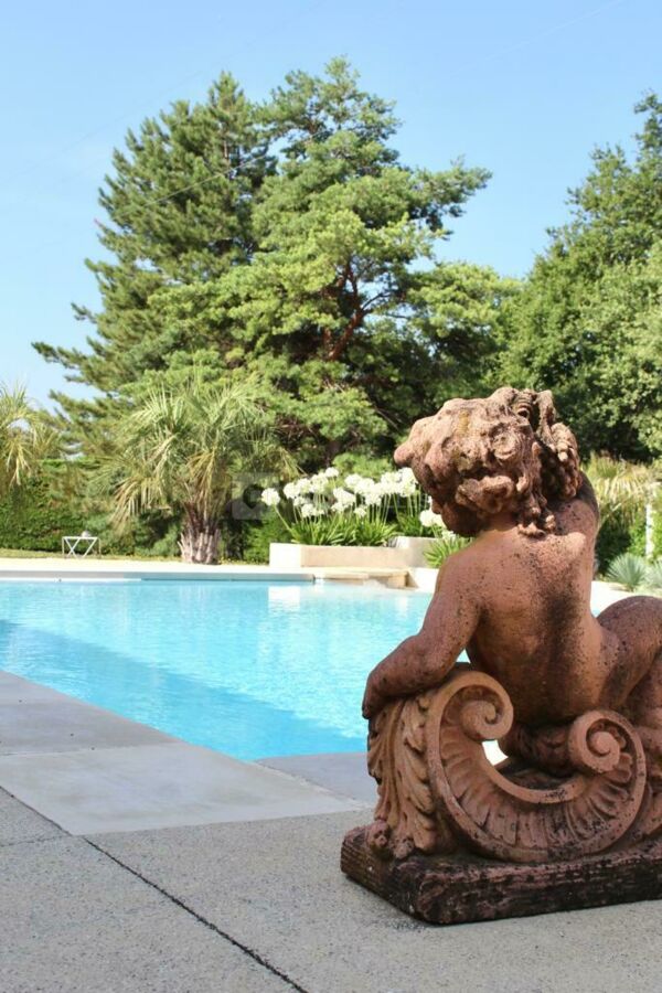 Notre piscine à débordement chauffée quelle que soit la température extérieure.