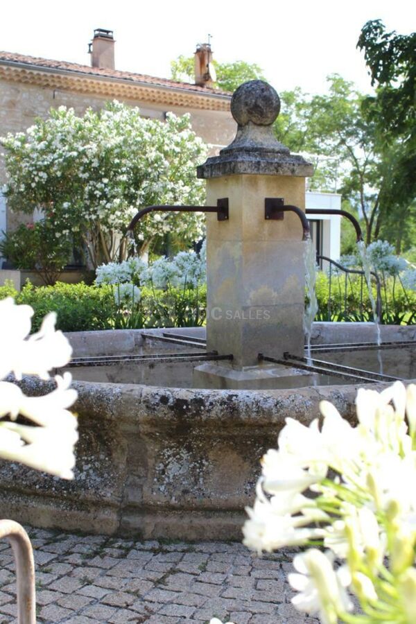 Une très belle fontaine habille notre beau jardin et nous berce de la douce musique de son eau clair.