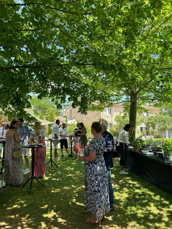 Au mois de Juin 2023 nous avons eu le plaisir d'accueillir Léana et sa famille à l'occasion de sa communion, une jolie journée à l'ombre des grands arbres.