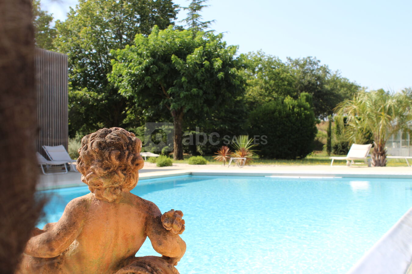 Notre piscine à débordement chauffée quelle que soit la température extérieure.