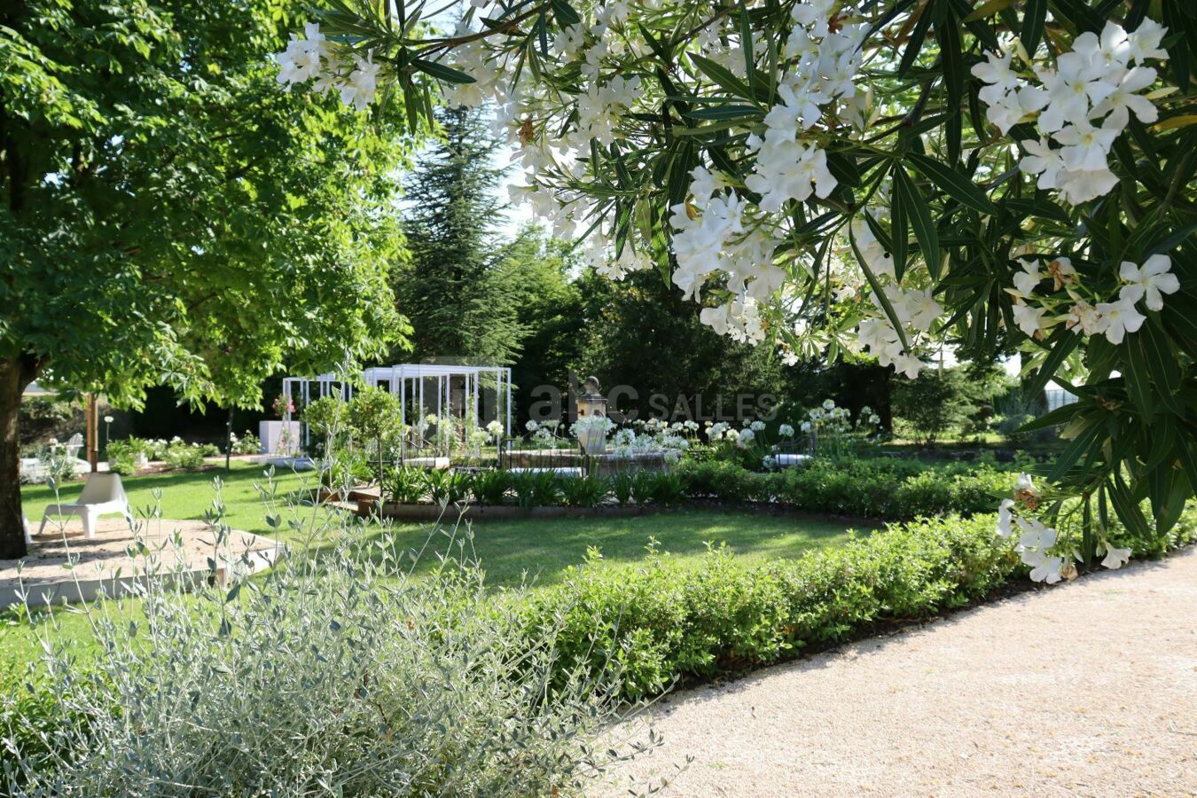 C’est dans le parc à l’ombre des grands arbres que vous trouverez là un hamac, un banc, un petit salon, un fauteuil pour un moment de détente. Enivrés du parfum des roses anciennes et bercés par la do