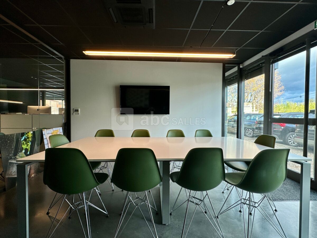 Salle de réunion avec TV pour visioconférence