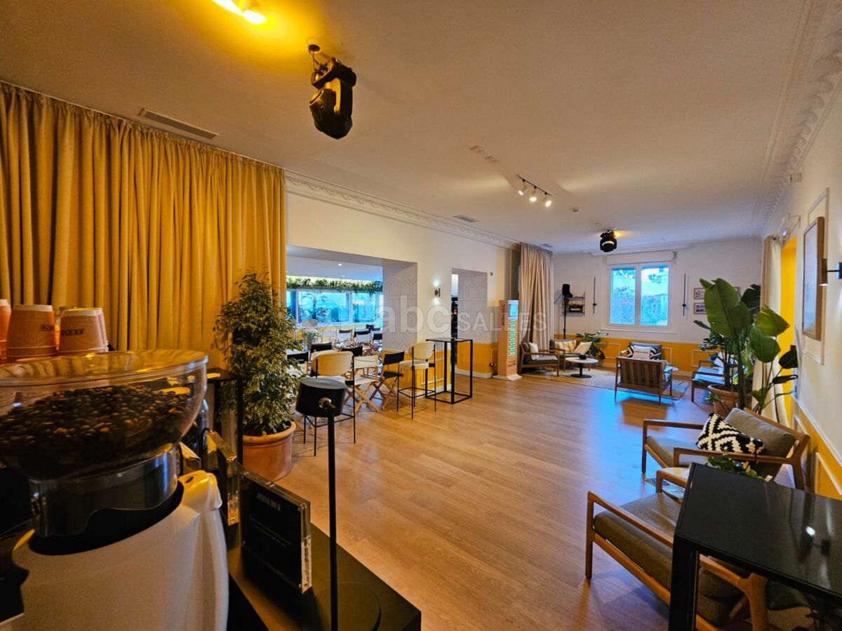 Configuration corporate sur-mesure (conférence + espace lounge)