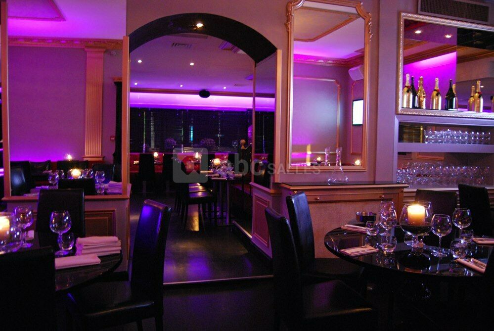 Configuration repas + soirée dansante (équipée en son & lumières)