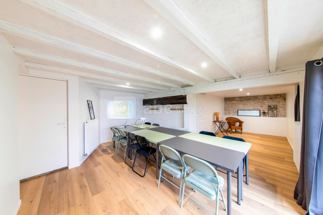 Salle de travail en configuration réunion jusqu'à 12 personnes