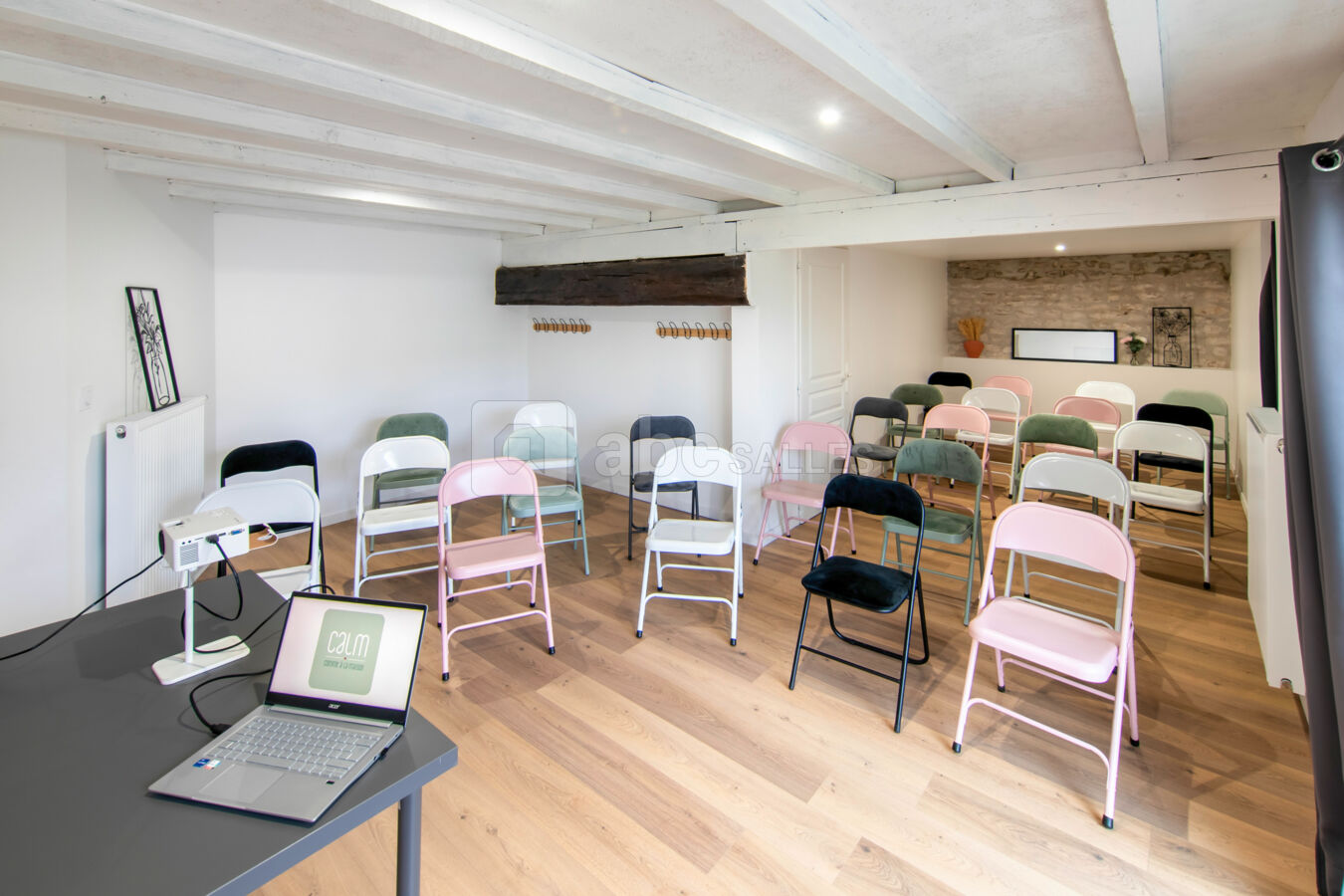 Salle de travail en configuration conférence jusqu'à 30 personnes