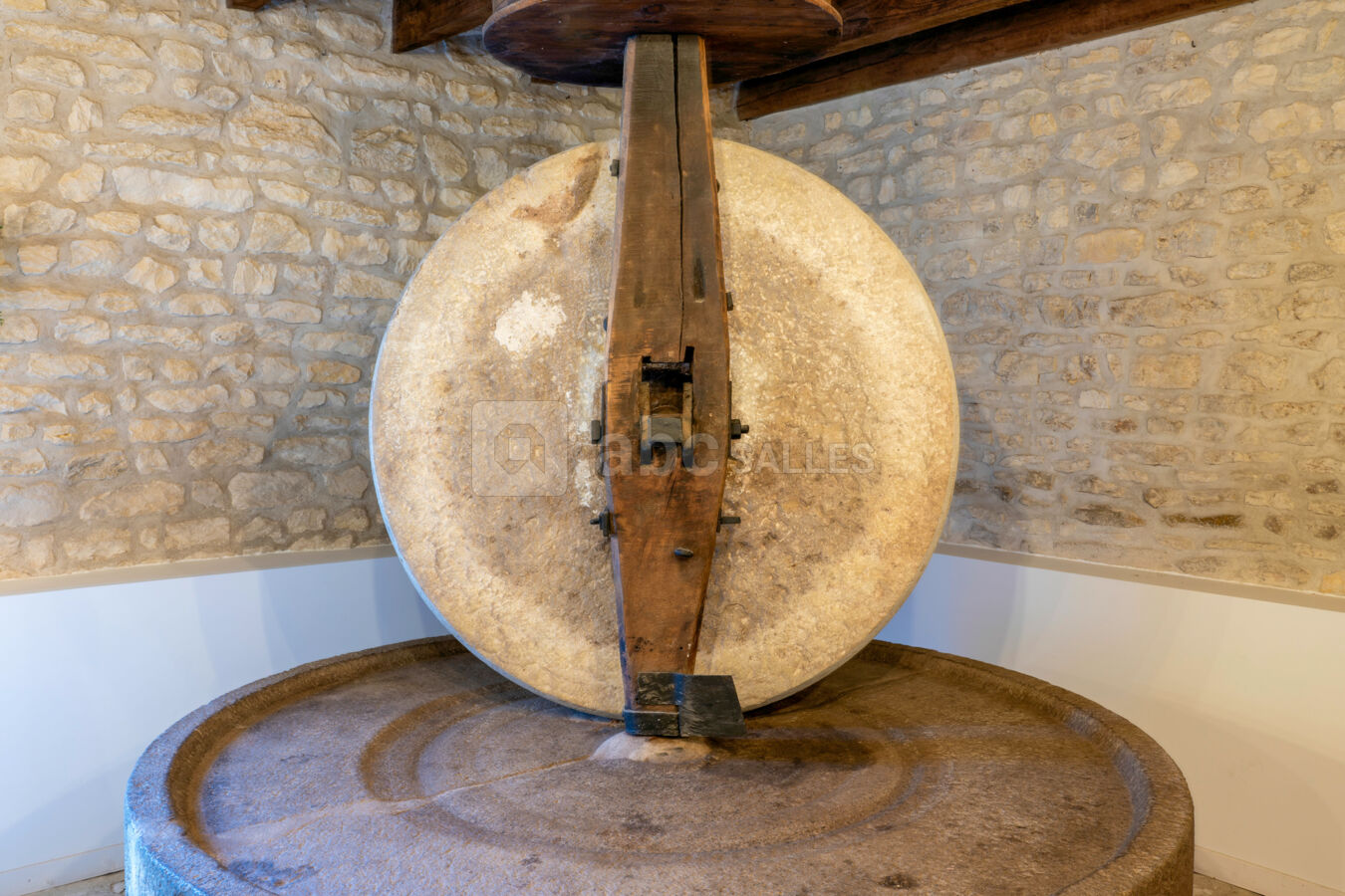 Ancien pressoir à huile dans la salle à manger