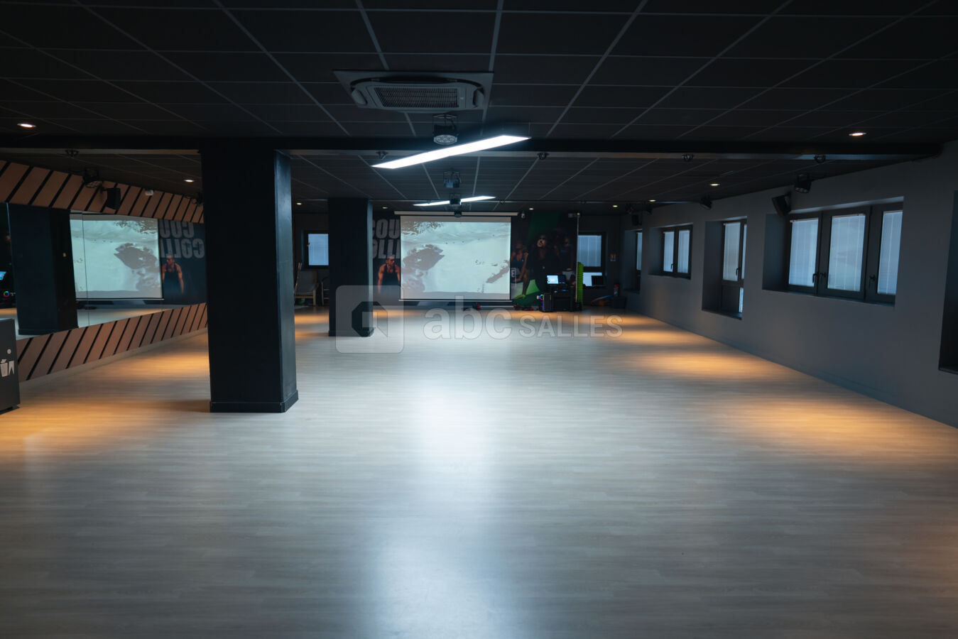 Salle de 200m² GIGAFIT DIJON / chaises / tables / vidéo projecteur