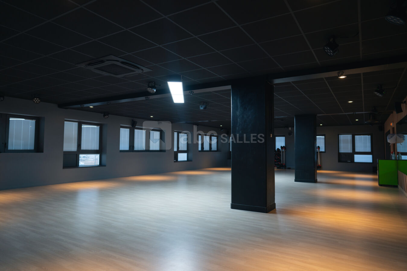 Salle de 200m² GIGAFIT DIJON / chaises / tables / vidéo projecteur