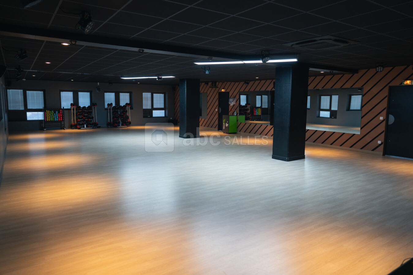 Salle de 200m² GIGAFIT DIJON / chaises / tables / vidéo projecteur