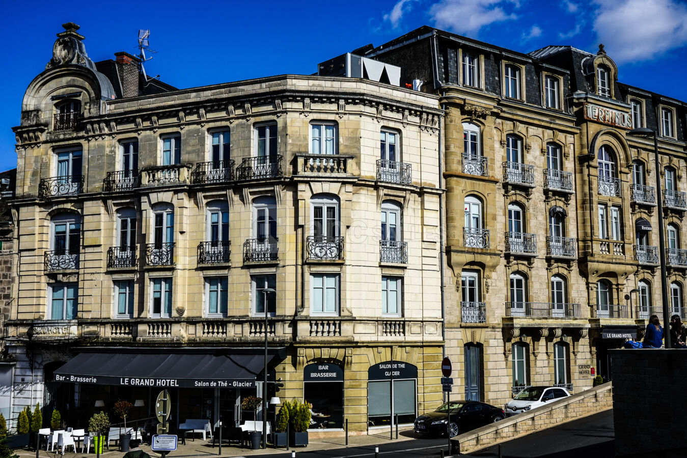 Façade et entrée réception.