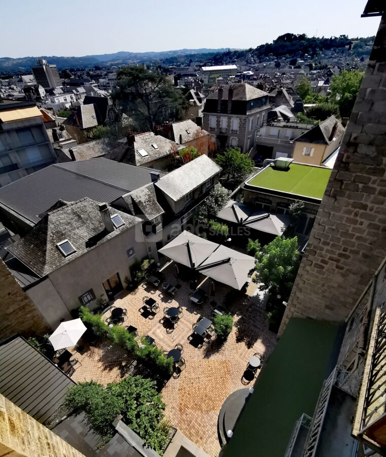 Vue cour intérieure. Pour se détendre pendant les pauses, ou prendre les repas quand le temps le permet