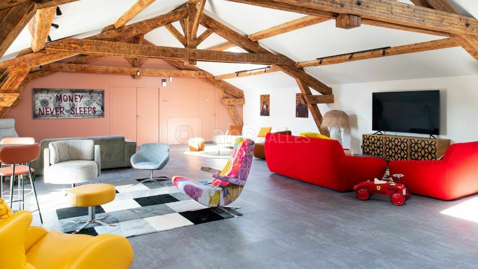 Salle de brainstorming, détente, arcade et réunion