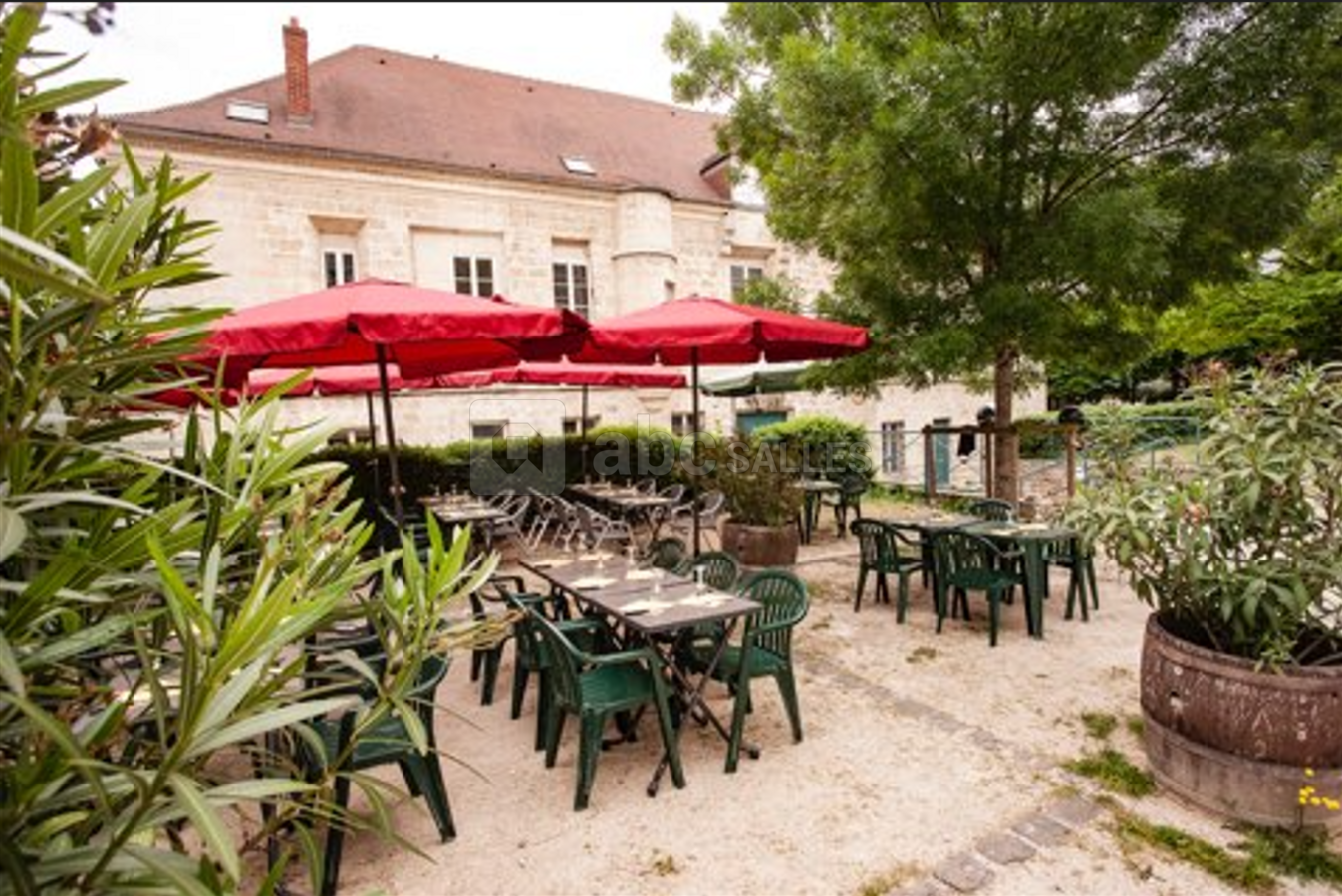 Terrasse avec tables