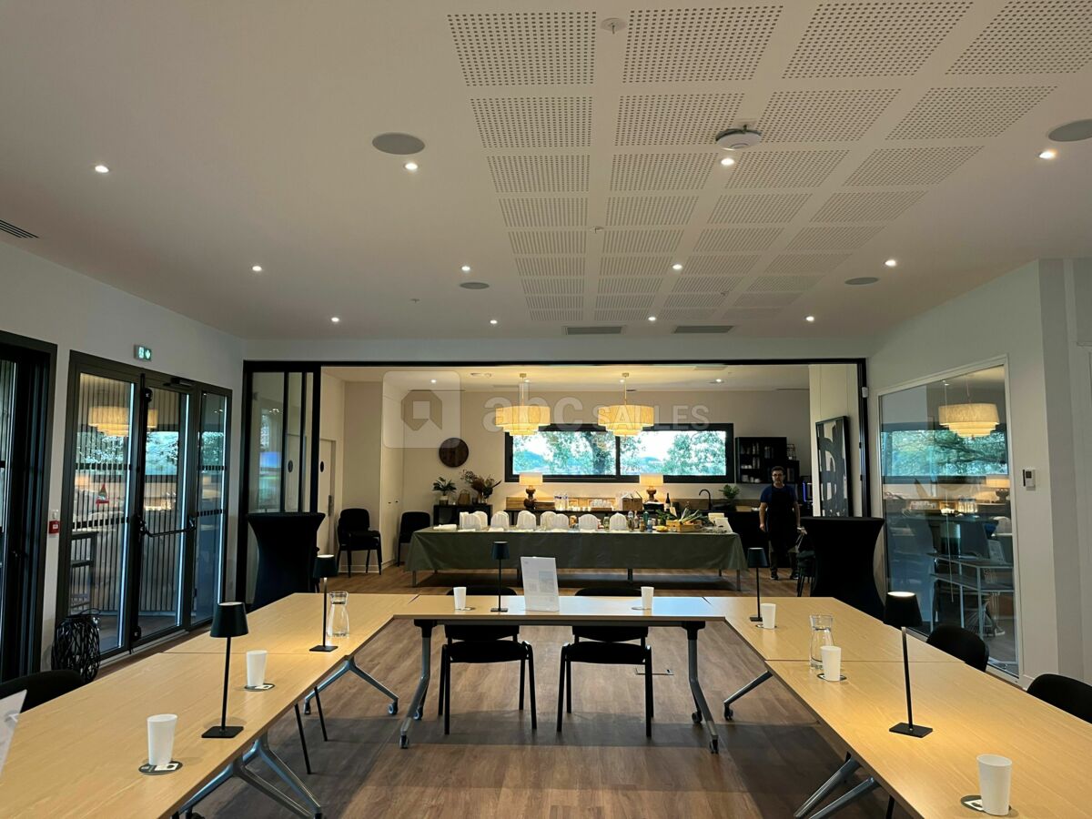 LE PAVILLO OCCITAN Salle vue vers le fond