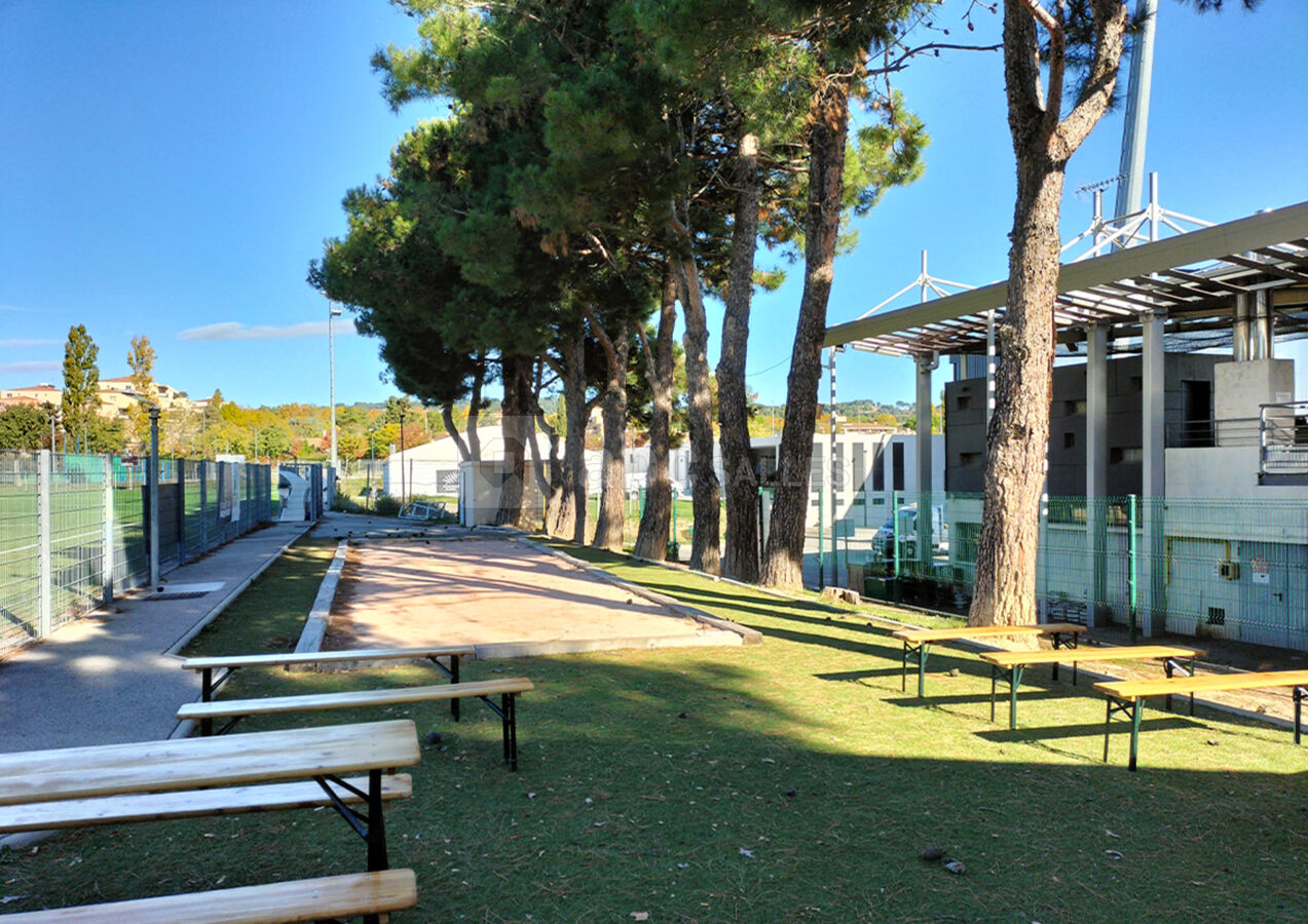 Comptoir avec terrain de pétanque, cuisine centrale et bar