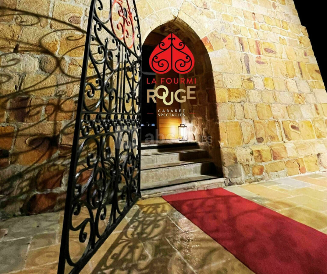Entrée de LA FOURMI ROUGE Cabaret-spectacles