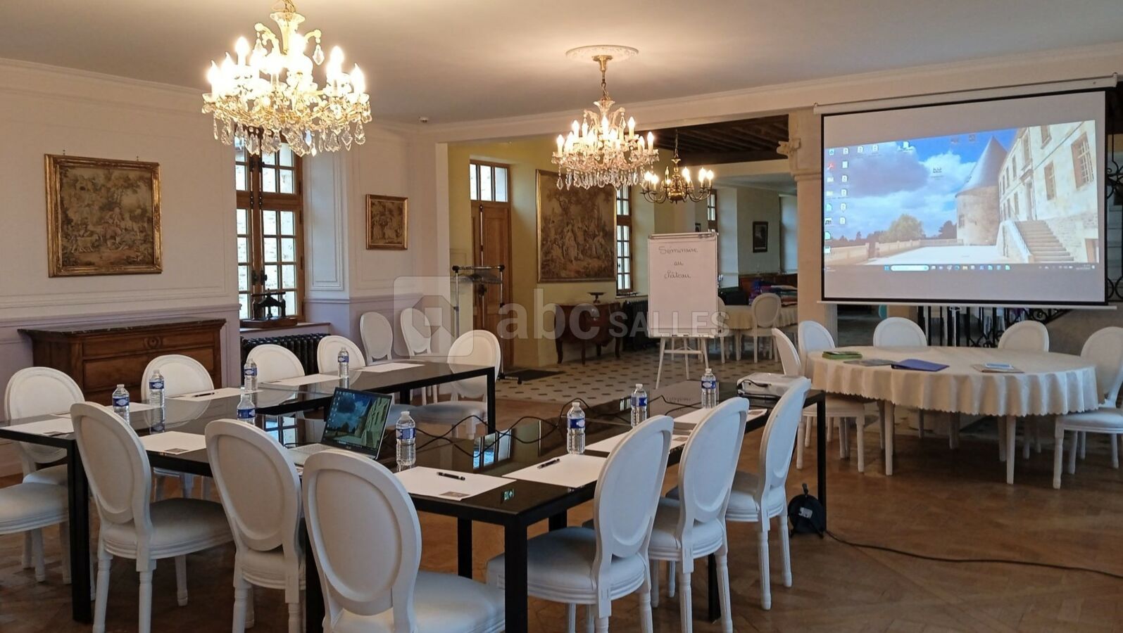 Salle sans la paroi qui sépare de l'espace restauration